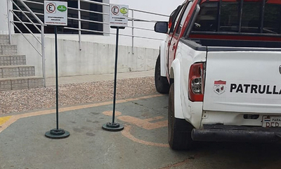 Patrullera municipal estaciona es lugar exclusivo para personas con discapacidad - OviedoPress