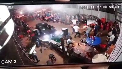 Identifican a conductor que huyó tras atropellar a clientes de un restaurante - ABC en el Este - ABC Color