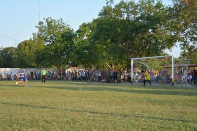 Fútbol concepcionero se inicia con varias figuras - Fútbol - ABC Color