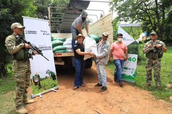 Productores reciben semillas de cáñamo y firman contrato con industria para venta de cosechas