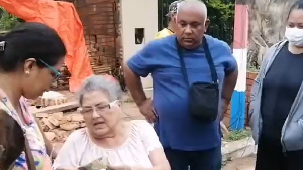 Fiscalía ordena detención de mujer que desalojó a su madre
