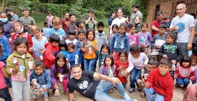 Jóvenes universitarios realizaron actividad social en comunidad de Chaco´i