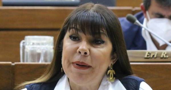 La Nación / Celeste Amarilla “no puede seguir legislando en esas condiciones”, afirmó Bachi Núñez