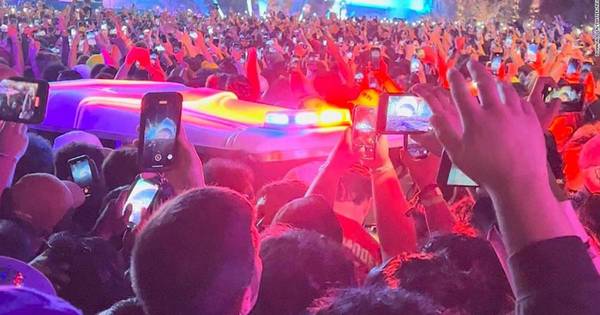 La Nación / Denuncian a los raperos Travis Scott y Drake tras estampida en Texas