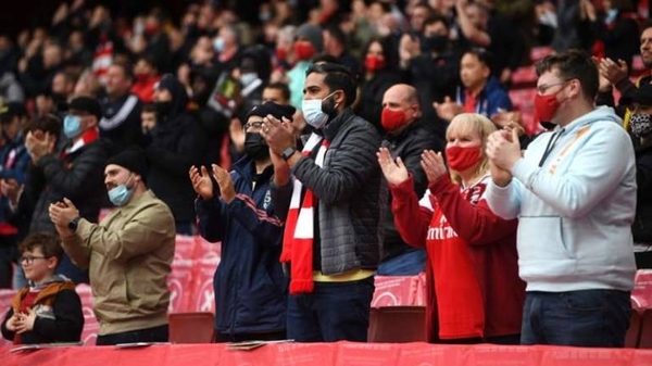 Diario HOY | Los aficionados podrán ver los partidos de pie en la Premier League en enero