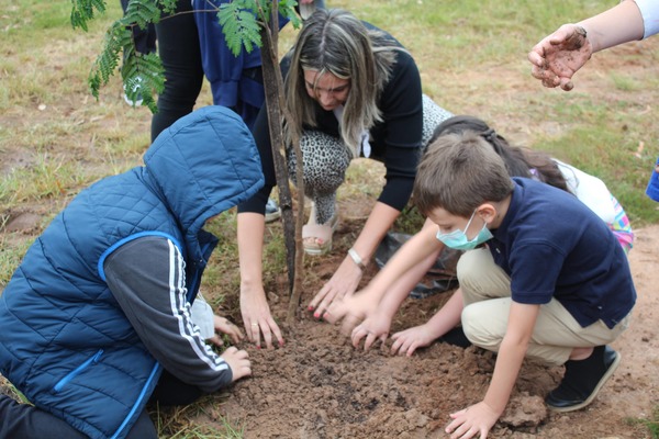 Santa Clara Medicina Prepaga planta nuevos árboles en Ñu Guasu | Ñanduti