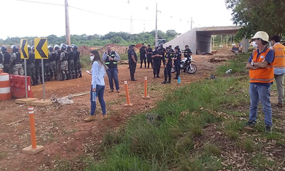 MOPC desaloja a compradores de terrenos del tío de "Beto" Ovelar - OviedoPress