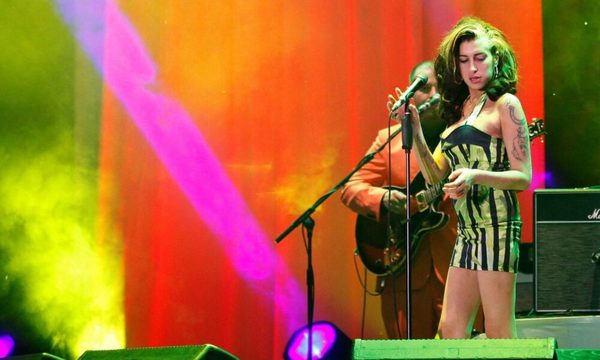 Subastan el vestido utilizado por Amy Winehouse en su última presentación