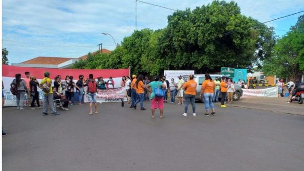 Paseros bloquean puente pidiendo un ingreso más flexible a Argentina