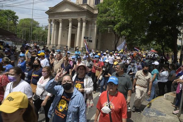 Docentes anuncian nueva manifestación para exigir aumento salarial - Nacionales - ABC Color