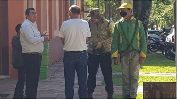 Funcionario de San Juan Bautista se encadena exigiendo cobro de salario