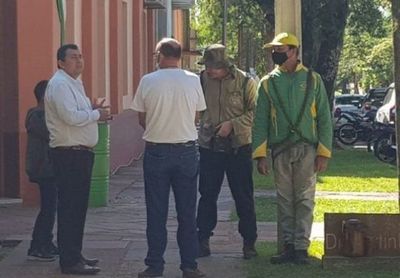 Funcionario de Comuna de San Juan Bautista se encadena exigiendo cobro de salario