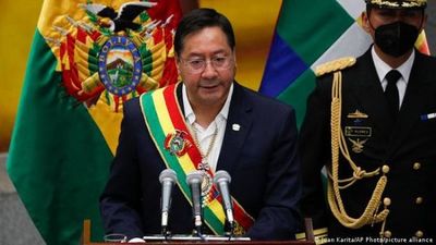 Abucheos, silbidos y empujones empañan el informe de Arce en el Parlamento