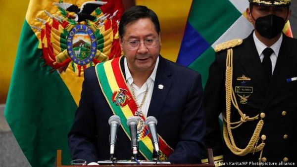 Abucheos, silbidos y empujones empañan el informe de Arce en el Parlamento