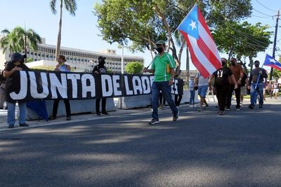 Cientos de puertorriqueños protestan contra el plan de ajuste de la deuda pública - MarketData