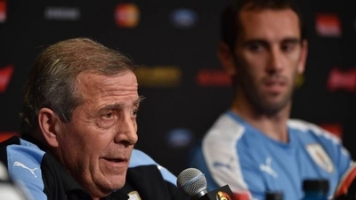 Diario HOY | Godín expresa apoyo incondicional a Tabárez, criticado por últimas derrotas