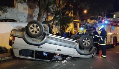 Vuelco de vehículo tras accidente en Villa Morra - Nacionales - ABC Color