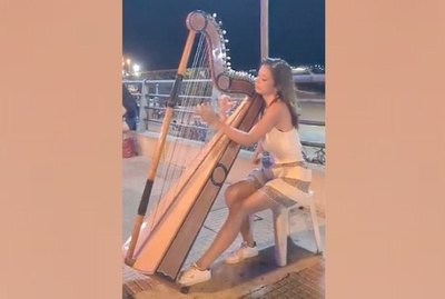 Crónica / Arpista deslumbra con su talento por calles de Asu