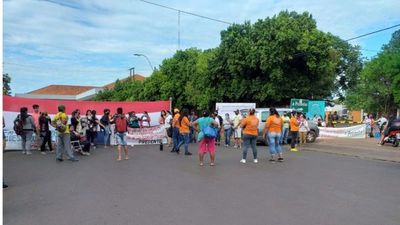Trabajadores del Sur  bloquearon el puente Encarnación-Posadas