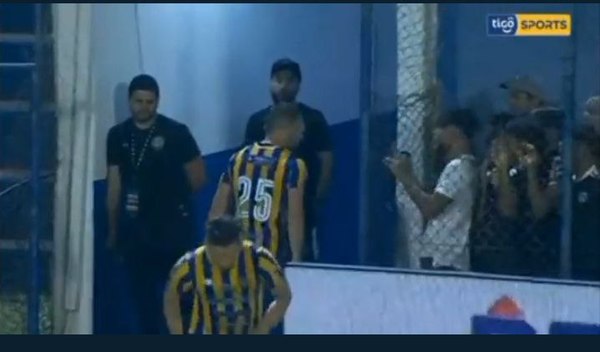 Descontrolado, Marcelo Palau escupió a hinchas de Olimpia (video)