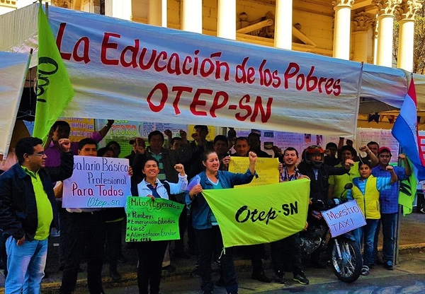 Docentes anuncia marcha en pedido de reajuste salarial del 16%