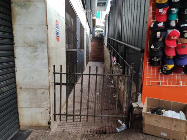 Fiebre de apropiación de vereda sigue en CDE, ahora colocan portón con candado - La Clave