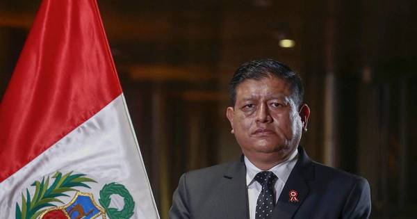 La Nación / Ministro de Defensa de Perú presenta renuncia tras polémica sobre ascensos de oficiales