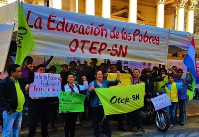Docentes anuncian marcha en pedido de reajuste salarial del 16%