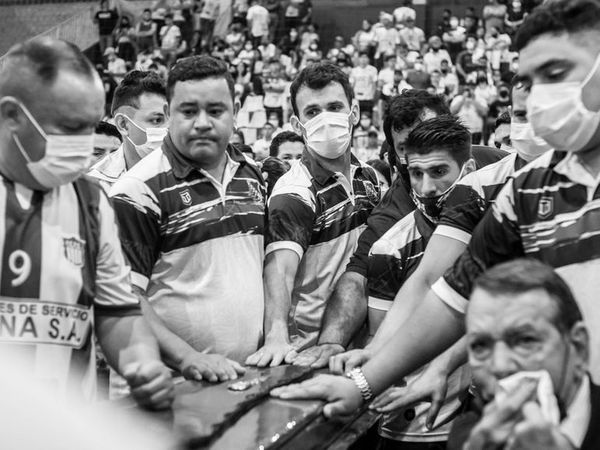La emotiva despedida a Darío Herrera en Presidente Franco - Polideportivo - ABC Color