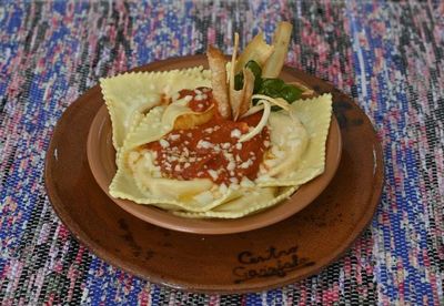 Ravioles de mandioca rellenos de calabaza en salsa cremosa de pimientos para el Día de la Mandioca - Gastronomía - ABC Color