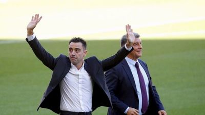 Xavi dirige su primer entrenamiento en Barcelona