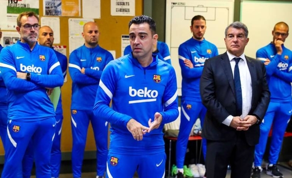 Diario HOY | Xavi dirige su primer entrenamiento casi en familia