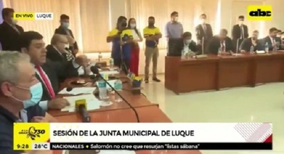 Hijo de González Daher asume como concejal en incidentada sesión