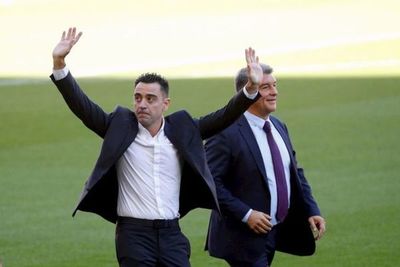 Xavi dirige su primer entrenamiento en Barcelona