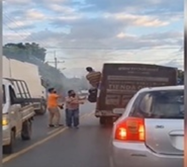 Ómnibus de la línea 2 se incendió en San Lorenzo - Paraguay.com