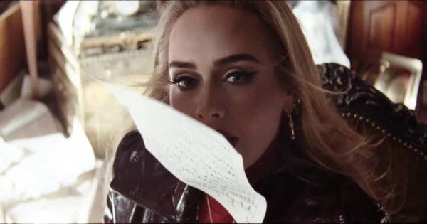 La Nación / Adele compartió divertidos bloopers de su vídeo “Easy On Me”