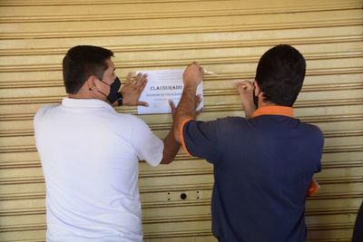 Clausuran comercios sin patentes y despejan veredas ocupadas en forma irregular