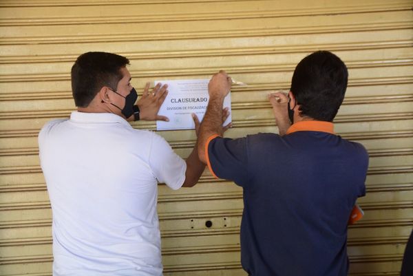 Clausuran comercios sin patentes y despejan veredas ocupadas en forma irregular