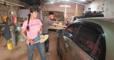 La Nación / Ejemplo de superación: joven madre trabaja en taller mecánico, busca terminar el bachillerato y ser universitaria