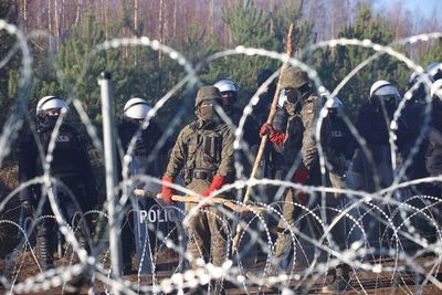 Polonia militariza crisis en frontera bielorrusa y prohíbe acceso a la zona - Mundo - ABC Color