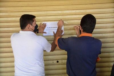 Clausuran comercios por falta de pago de patentes - ABC en el Este - ABC Color