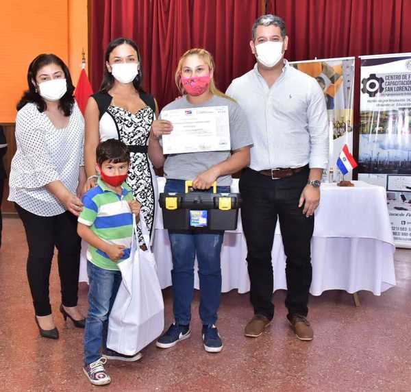 51 egresados de cursos del SINAFOCAL recibieron certificados y kits en Fernando de la Mora - El Trueno