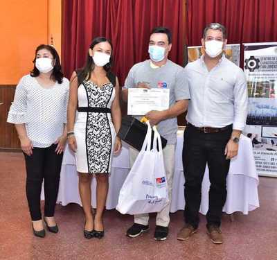 51 egresados de cursos del SINAFOCAL recibieron certificados y kits en Fernando de la Mora - El Trueno
