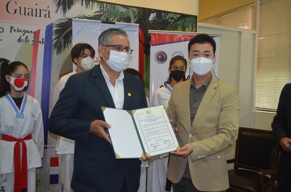 Dirección de Gestión Internacional entregó distinciones de Corea del Sur al Gobernador - Noticiero Paraguay
