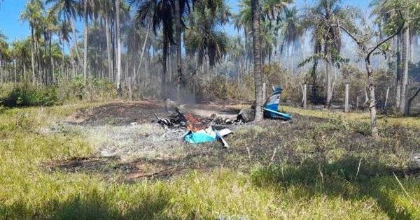 La Nación / Avioneta cae en Piribebuy: piloto logró salvarse de milagro antes de la explosión