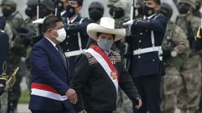 Ministro de Defensa peruano presenta renuncia tras polémica sobre ascensos de oficiales