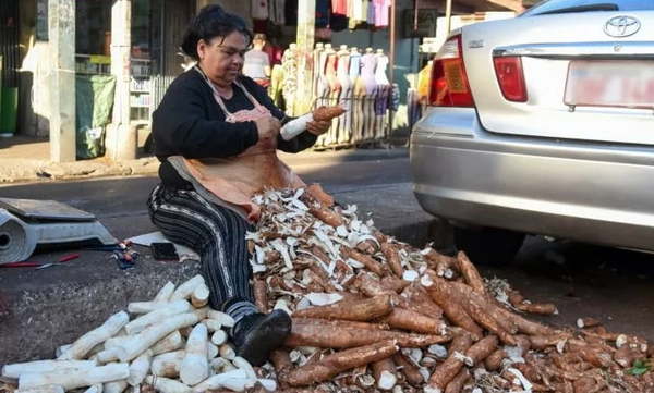 Doña Leoncia, la mujer que pela una tonelada de mandioca diariamente - Noticiero Paraguay