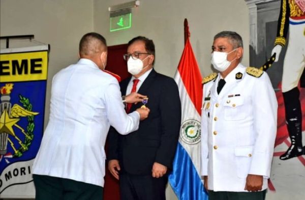 Nicanor recibe la «Medalla de Honor de la Escuela de Comando y Estado Mayor del Ejército»