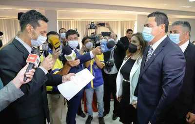 Echeverría y ediles leales juran en medio de escraches •