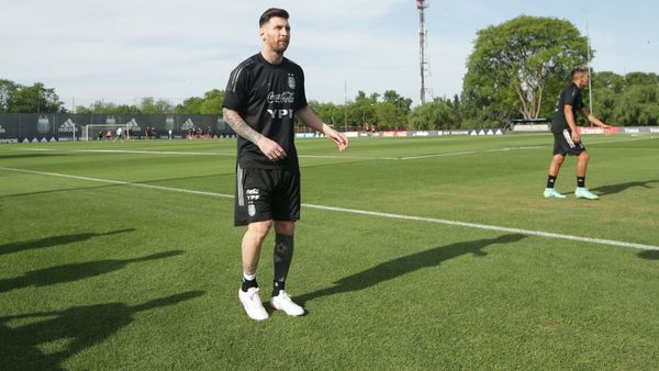 Messi entrena a la par del grupo